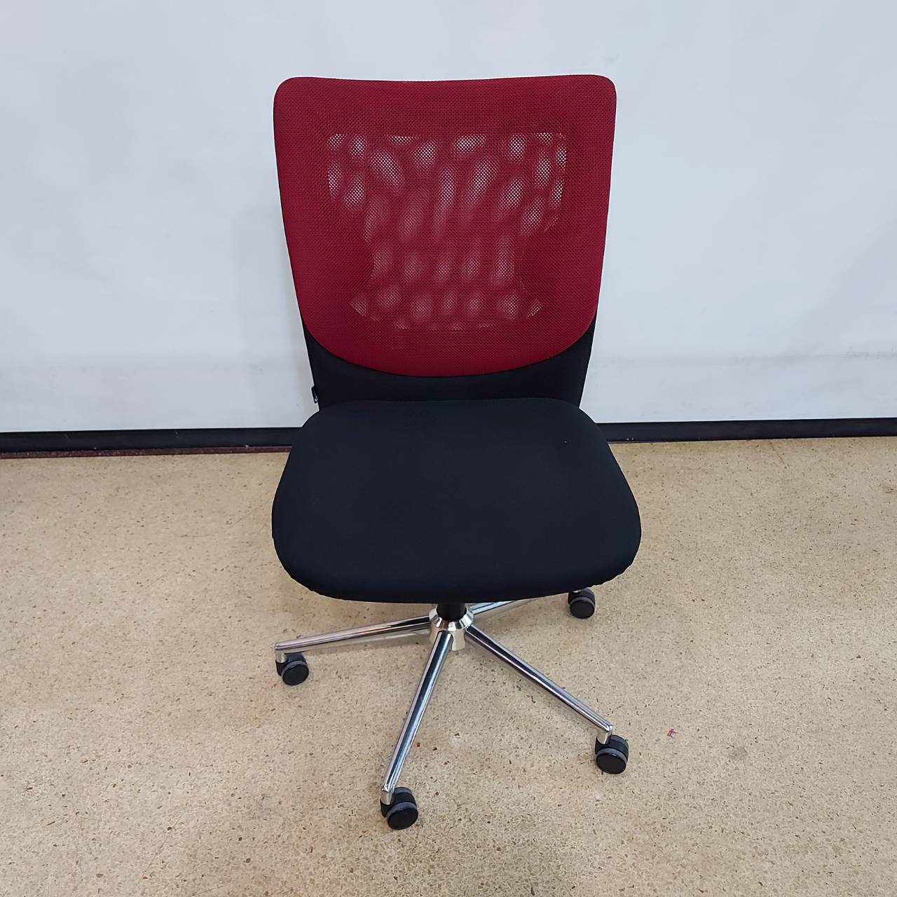  เก้าอี้สำนักงานผ้าทูโทนดำ-เลือกหมู หลังตาข่ายระบบไฮโดริกล้อเลื่อน