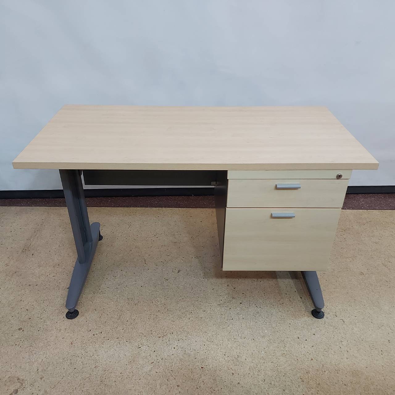 โต๊ะสำนักงานไม้หน้าสีเมเปิ้ลขาเหล็กสีเทา    