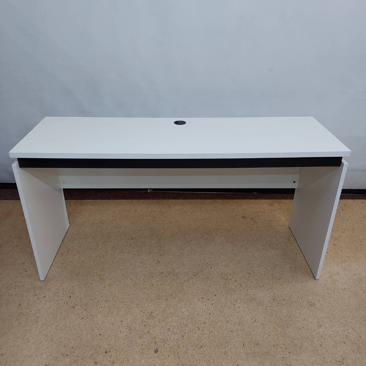  โต๊ะทำงานไม้สีขาวแบบโล่งพร้อมช่องร้อยสายไฟ