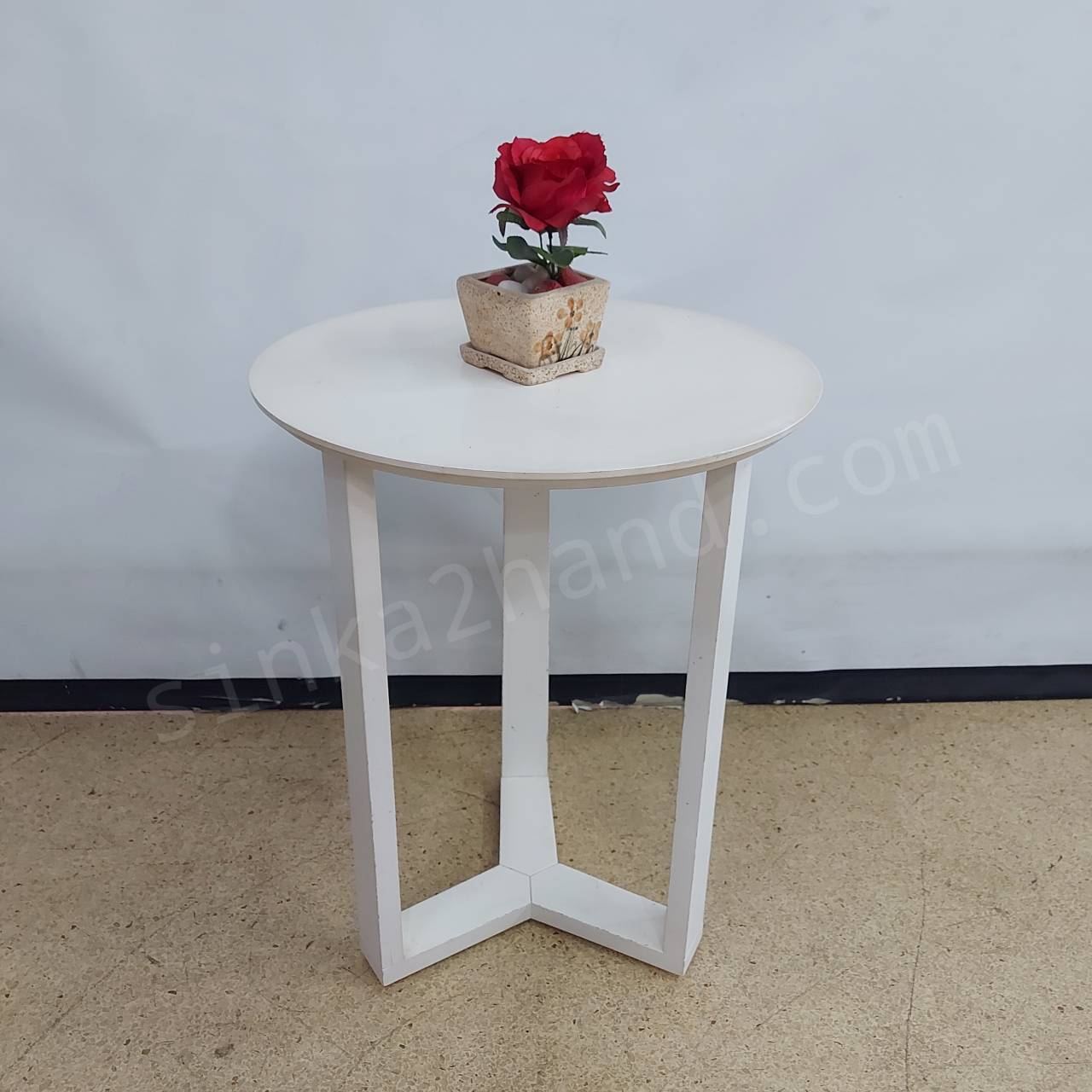 โต๊ะวางของไม้ทรงกลมสีขาว