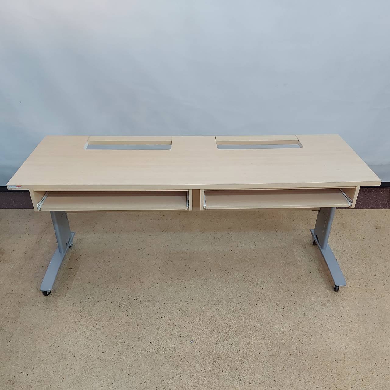 โต๊ะทำงาน โต๊ะคอมพิวเตอร์แบบ 2 ที่นั่งล้อเลื่อน ขาเหล็กสีเทาพร้อมที่วางแป้นคีย์บอร์ด