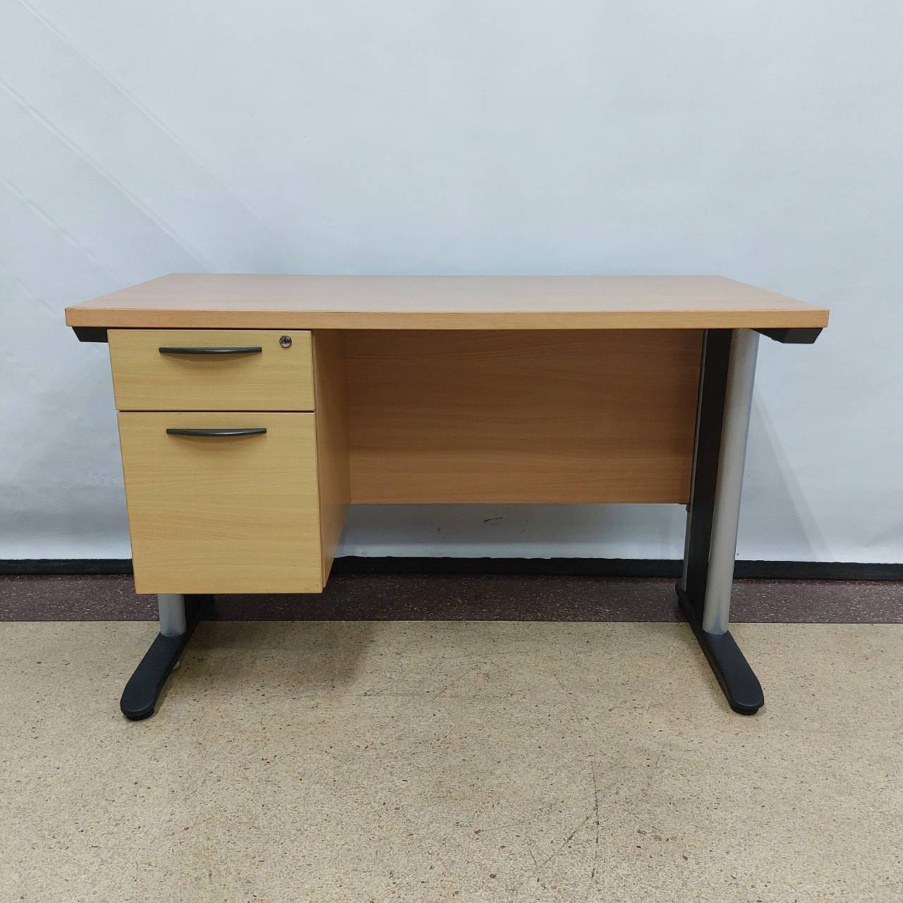 โต๊ะทำงานสีบีช-ขาเหล็ก