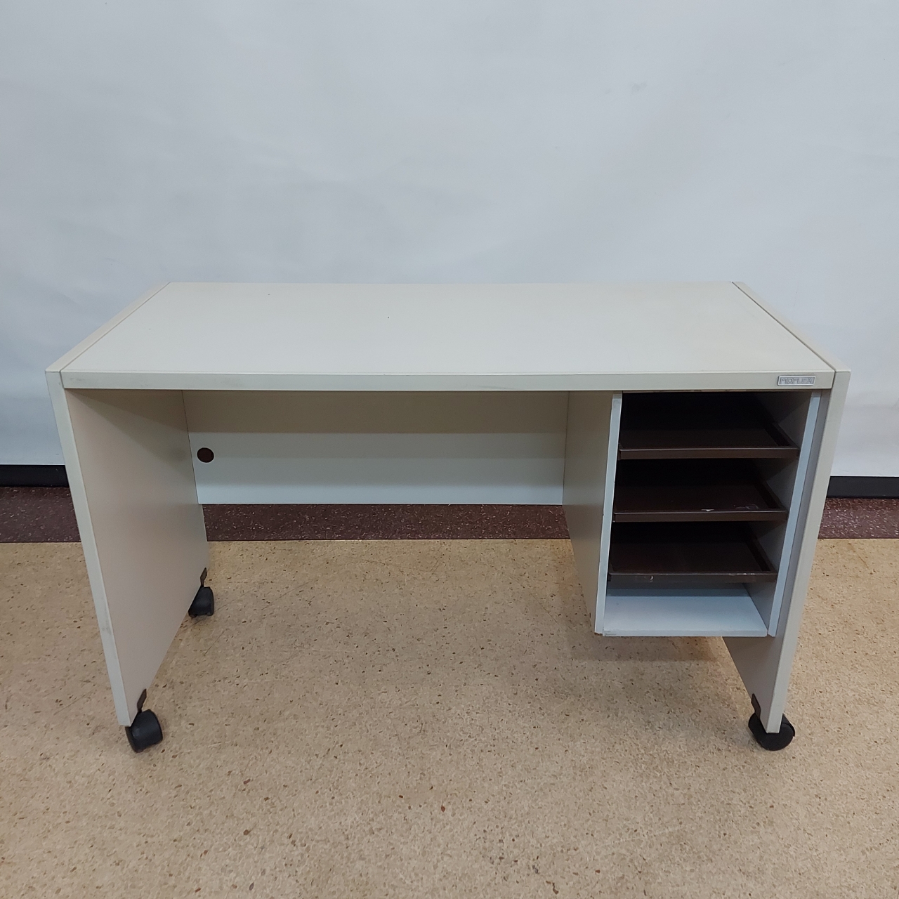 โต๊ะสำนักงานโต๊ะคอมพิวเตอร์ไม้หน้าสีเทา+ที่ใส่กระดาษสีน้ำตาลล้อเลื่อน  