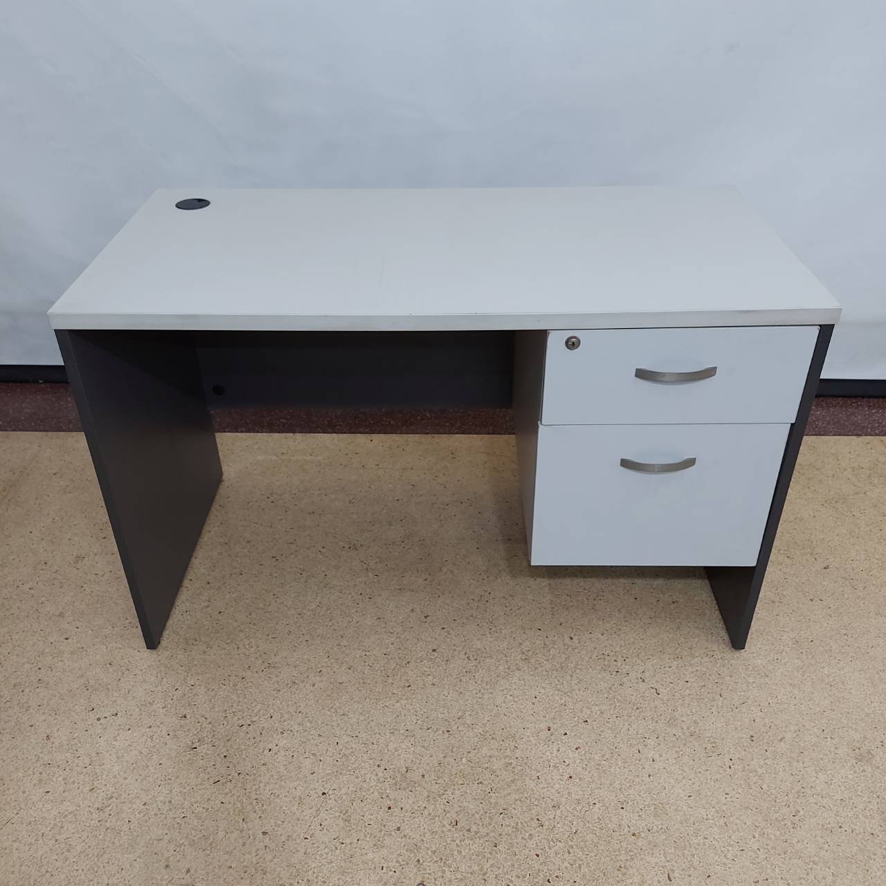 โต๊ะทำงานไม้สีเทาลิ้นชักในตัว 2 ลิ้นชัก พร้อมกุญแจยี่ห้อ PERFECT