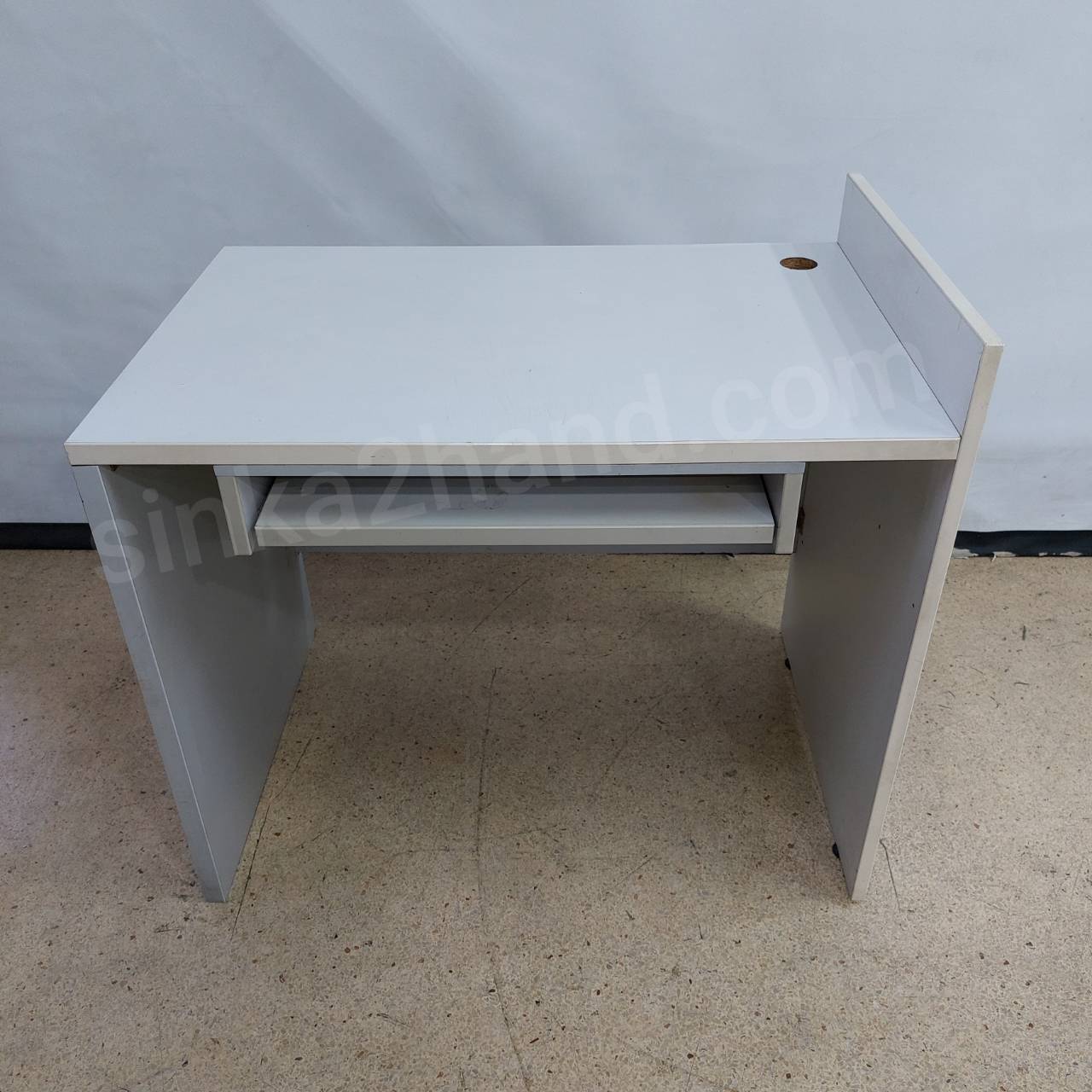 โต๊ะคอมไม้สีขาว