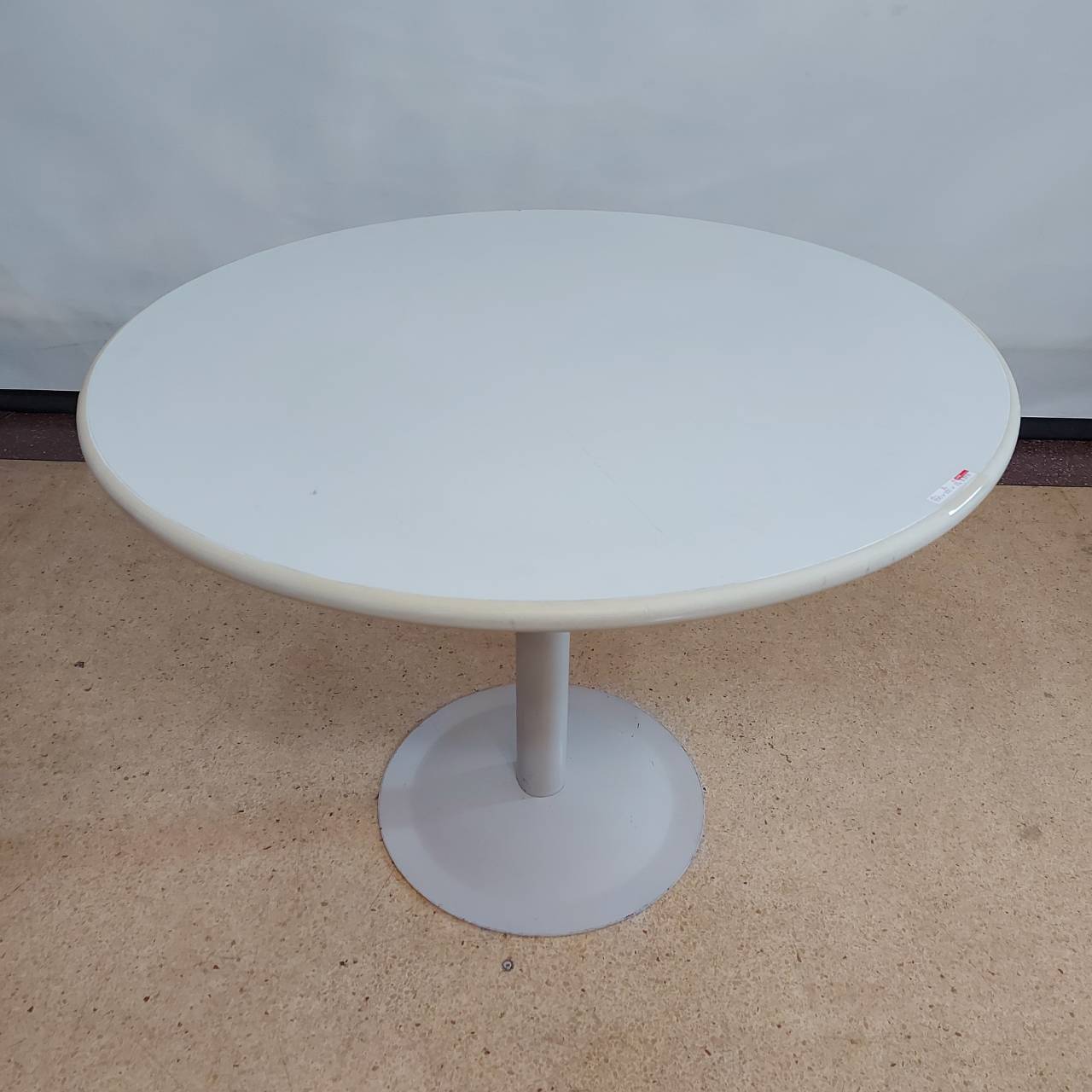 โต๊ะประชุมกลมสีเทาขอบยาง ขาเหล็กเทา