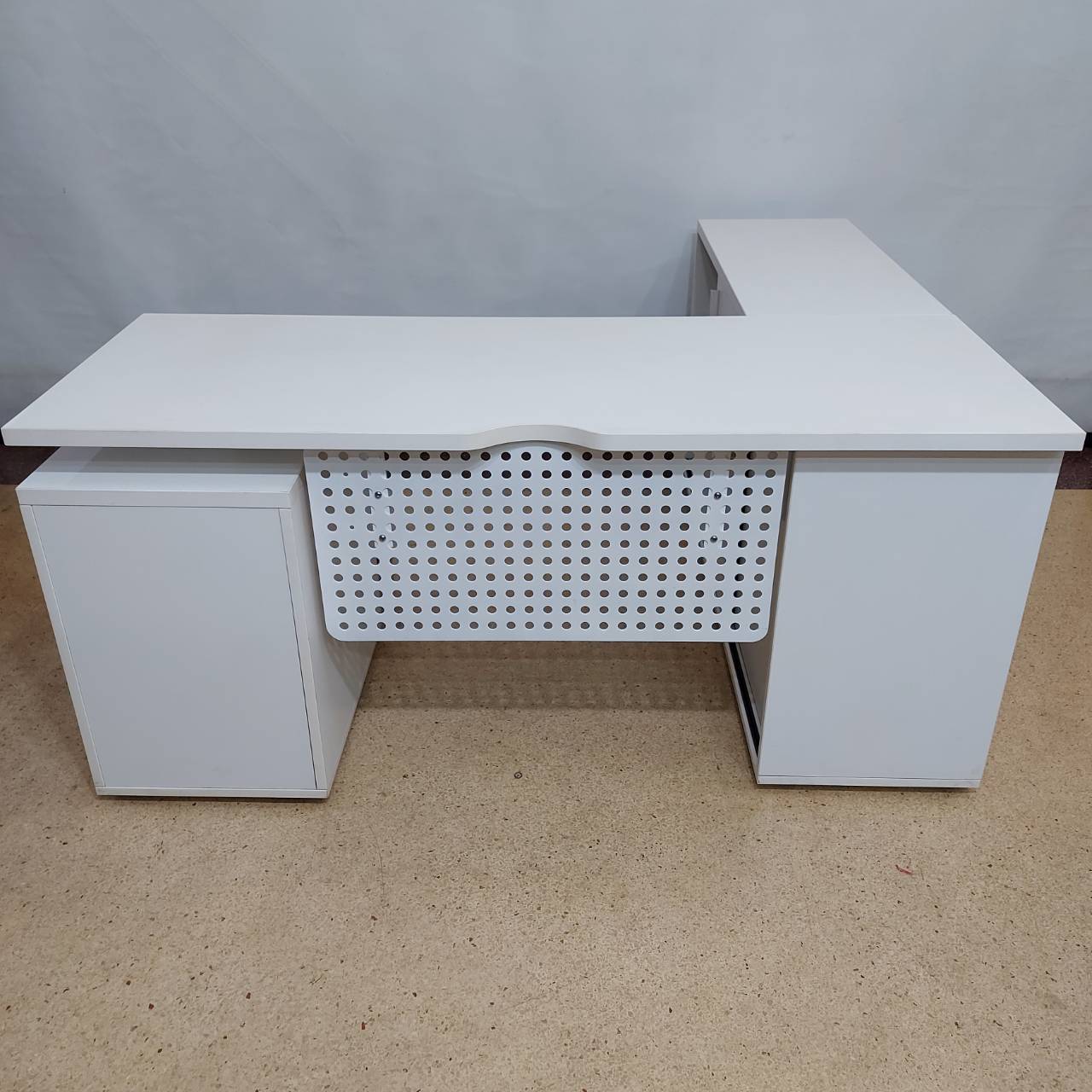 โต๊ะทำงานตัวแอลไม้สีขาว    ที่เก็บของบานเลื่อนชั้นวางของแผ่นเหล็กพร้อมกุญแจ