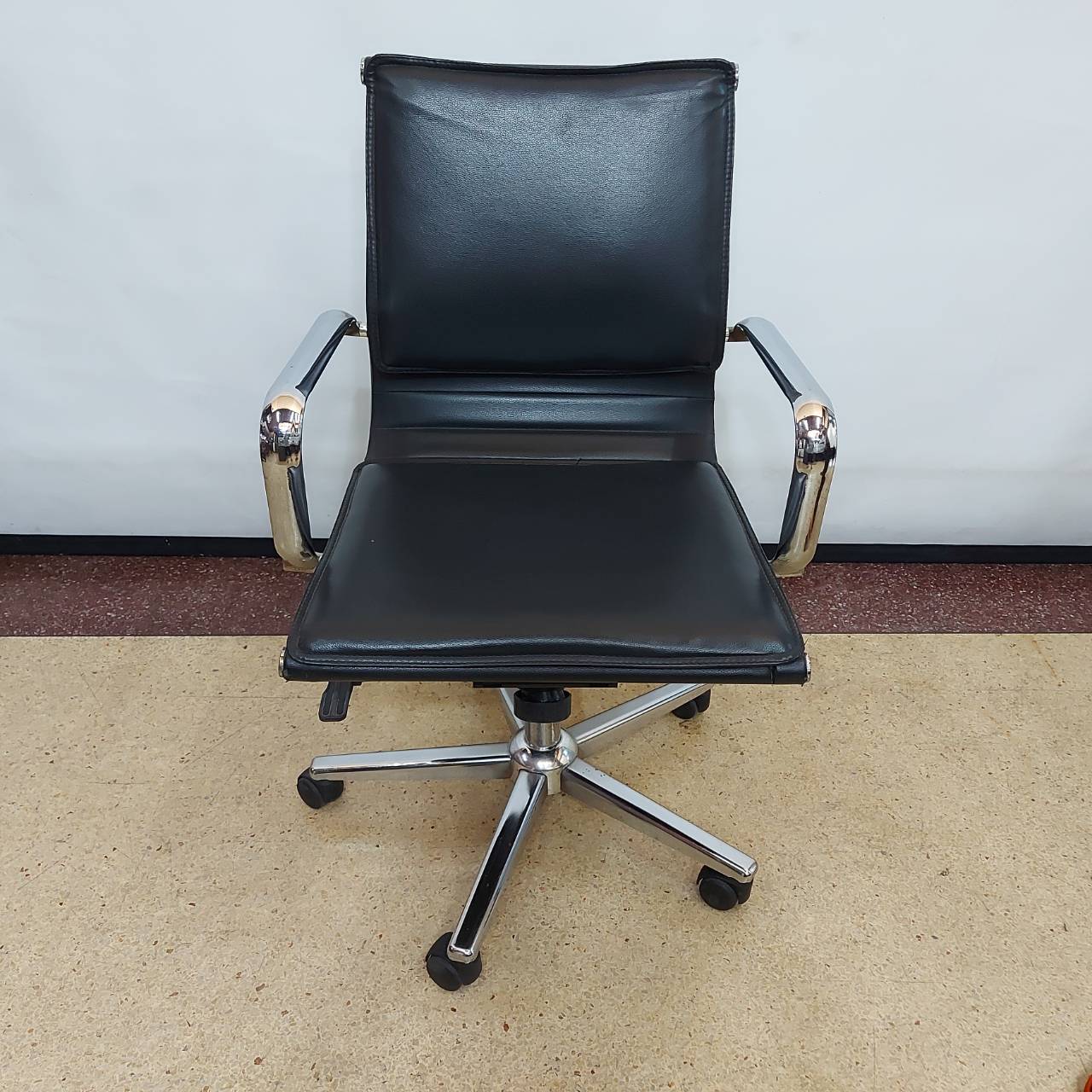 เก้าอี้สำนักงาน    เก้าอี้เซลล์หนังสีดำมีแขน   ระบบไฮโดริกขาเหล็กชุป