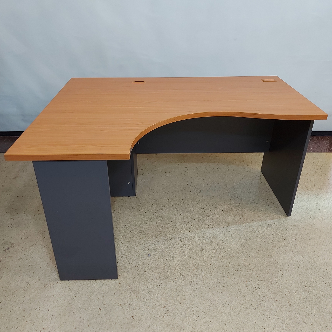  โต๊ะสำนักงานแบบโล่งสีเชอรี่ขาไม้สีเทา