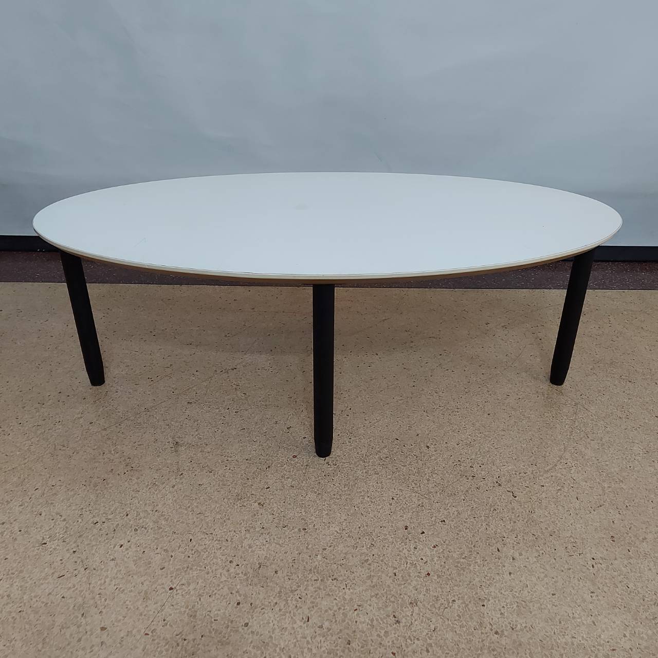  โต๊ะกลางหน้าวงรีสีขาว