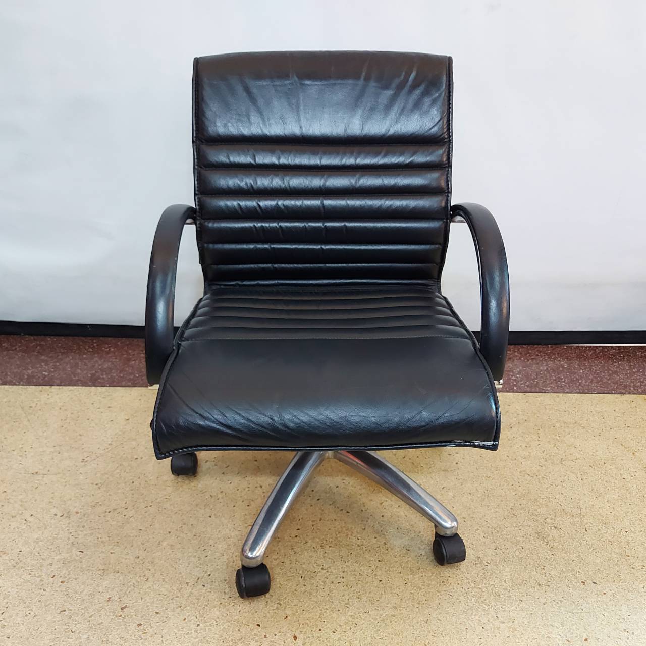 เก้าอี้สำนักงานหนังสีดำพนักกลางหลังรอนมีแขน    ระบบไฮโดริกขามิเนียม